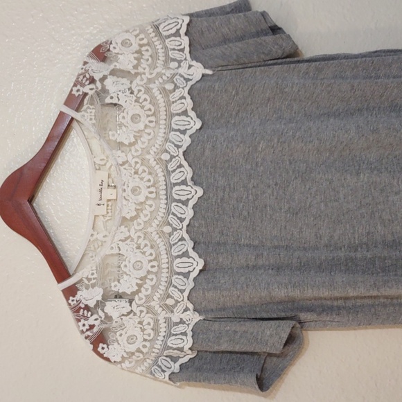 SLIGHTLY USED VANILLA BAY GRAY AND WHITE FLORAL EMBROIDERY SIZE L - Picture 2 of 10